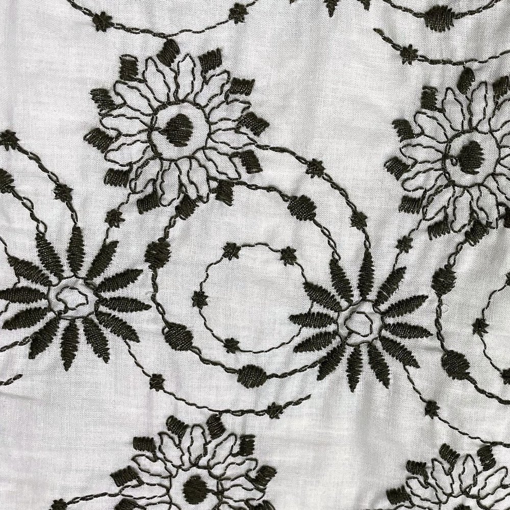 Vintage White Embroidered Floral Mini Skirt | Size L** - Picture 3 of 3